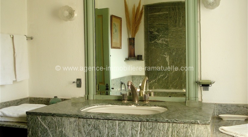 25 - La Bastide salle de bains chambre 1