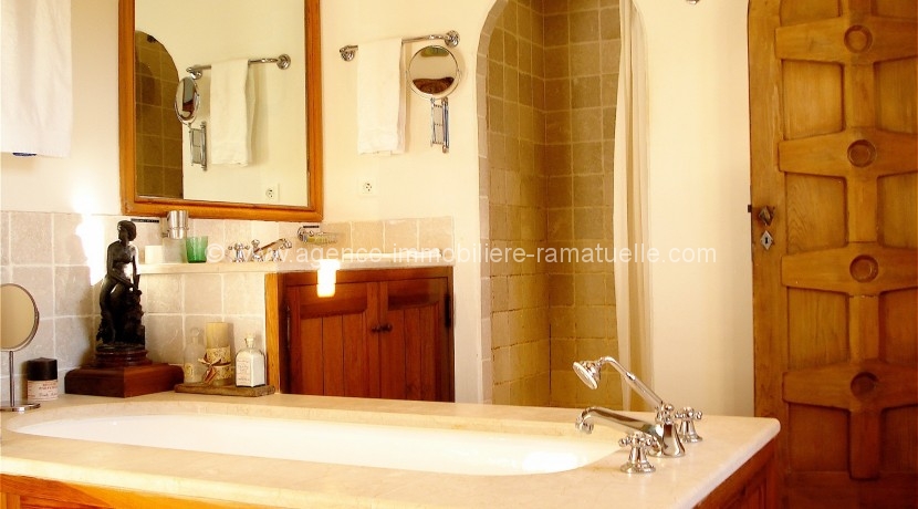 35 - La Bastide salle de bains chambre maître_1
