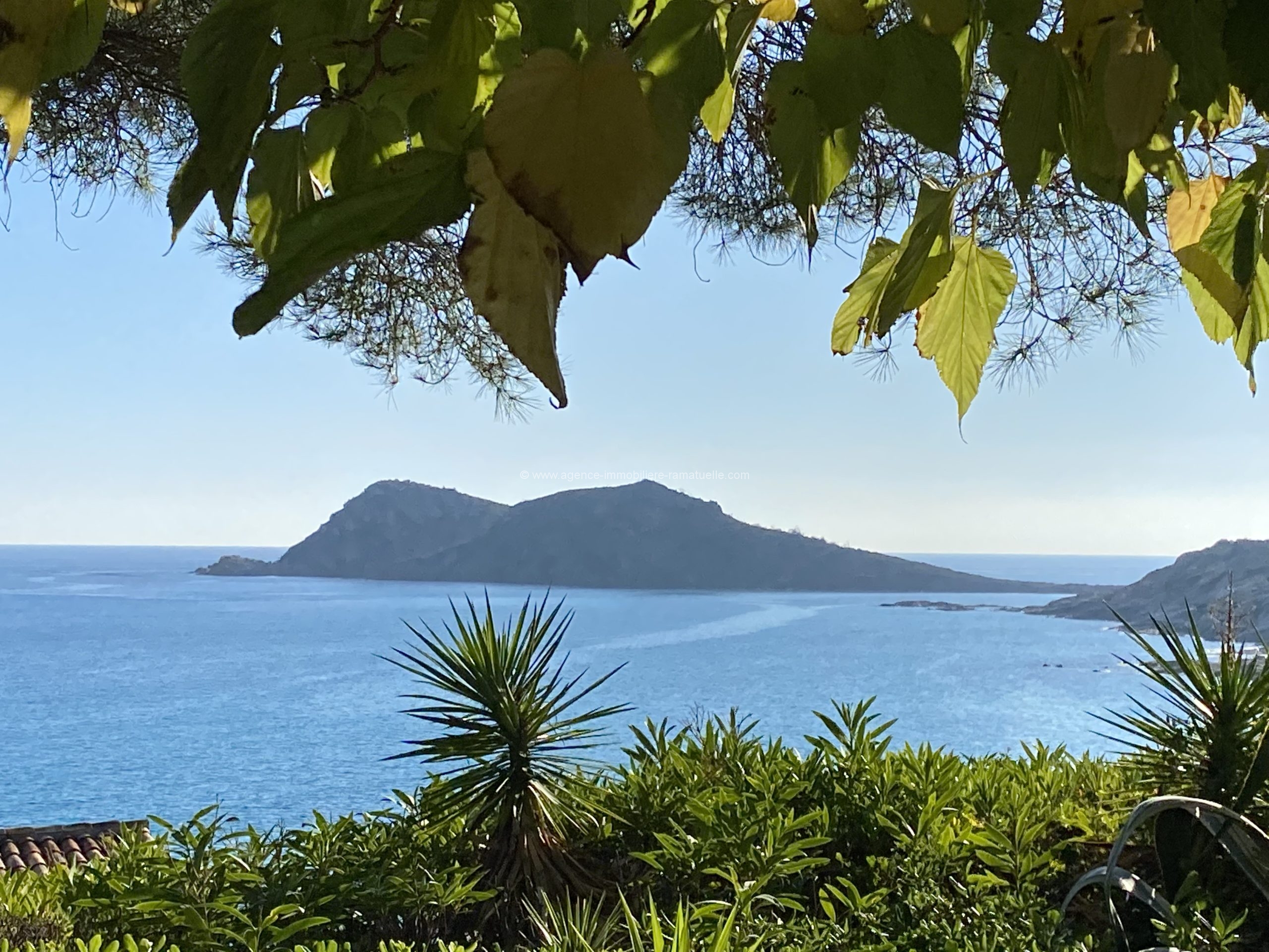 Rarissime !! Emplacement très prisée Villa de charme située à 2 pas de la plage avec une vue mer panoramique – Ramatuelle