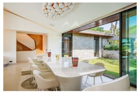 5ea593be-e9ff-4cba-bf68-8f428b03a238