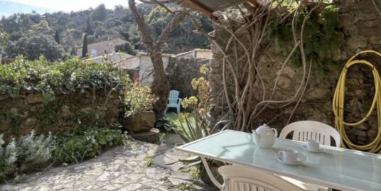 À Ramatuelle, charme et authenticité pour cette maison de village atypique exposée plein sud.