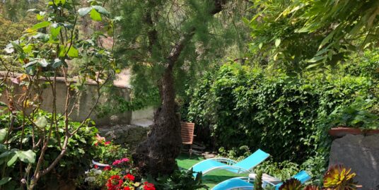 À Ramatuelle, charme et authenticité pour cette maison de village atypique exposée plein sud.