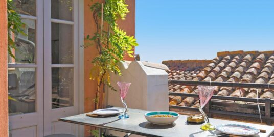 Maison de village de caractère — Vue mer & toits de Ramatuelle